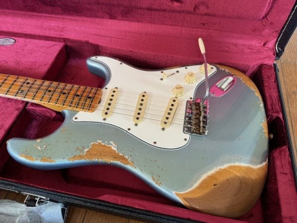 画像1: Fender Custom Shop '69 Stratocaster  - Handwound PU's / Ice Blue Metallic / Heavy Relic (1)